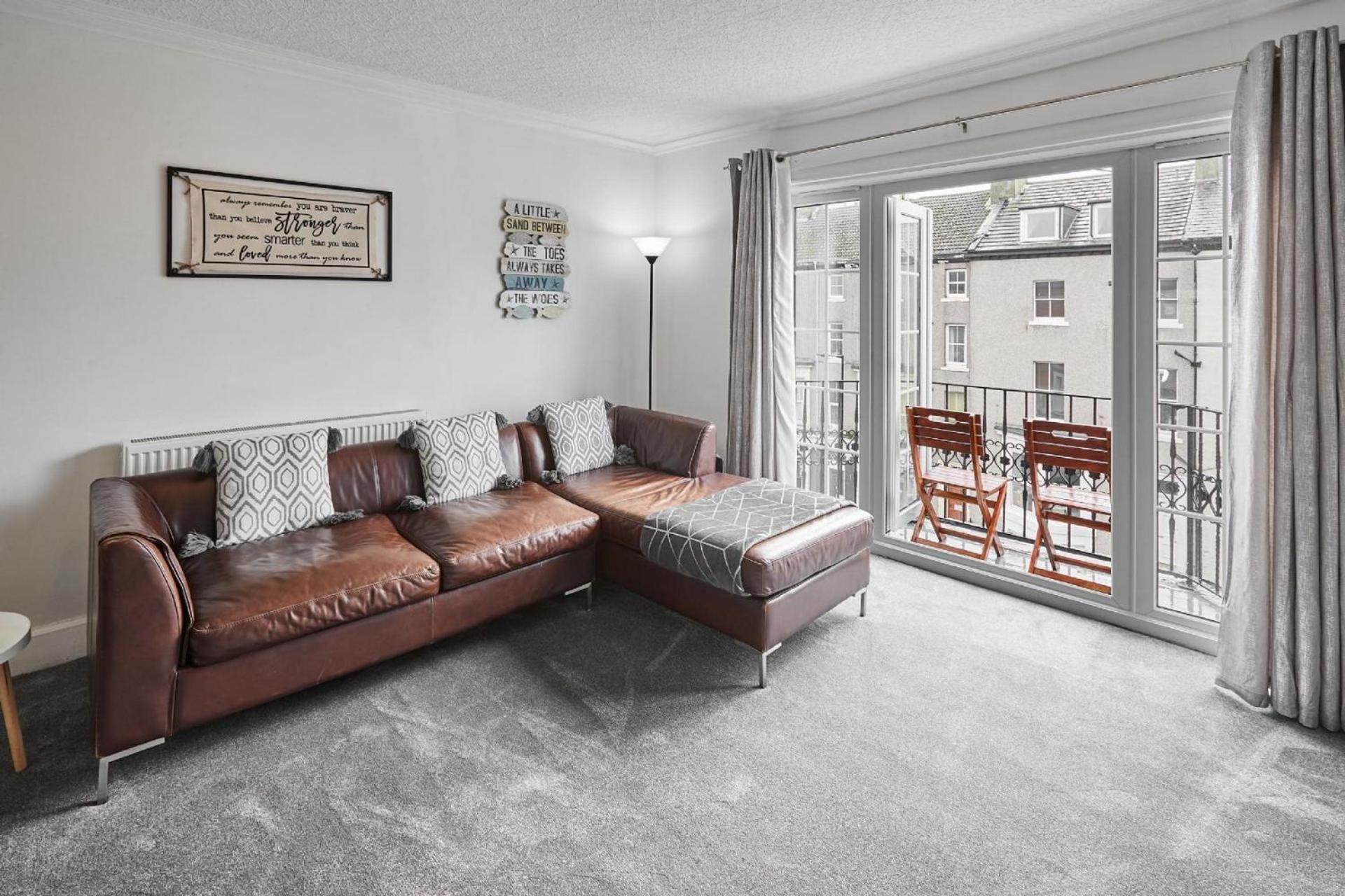 3 Glencoe Apartment