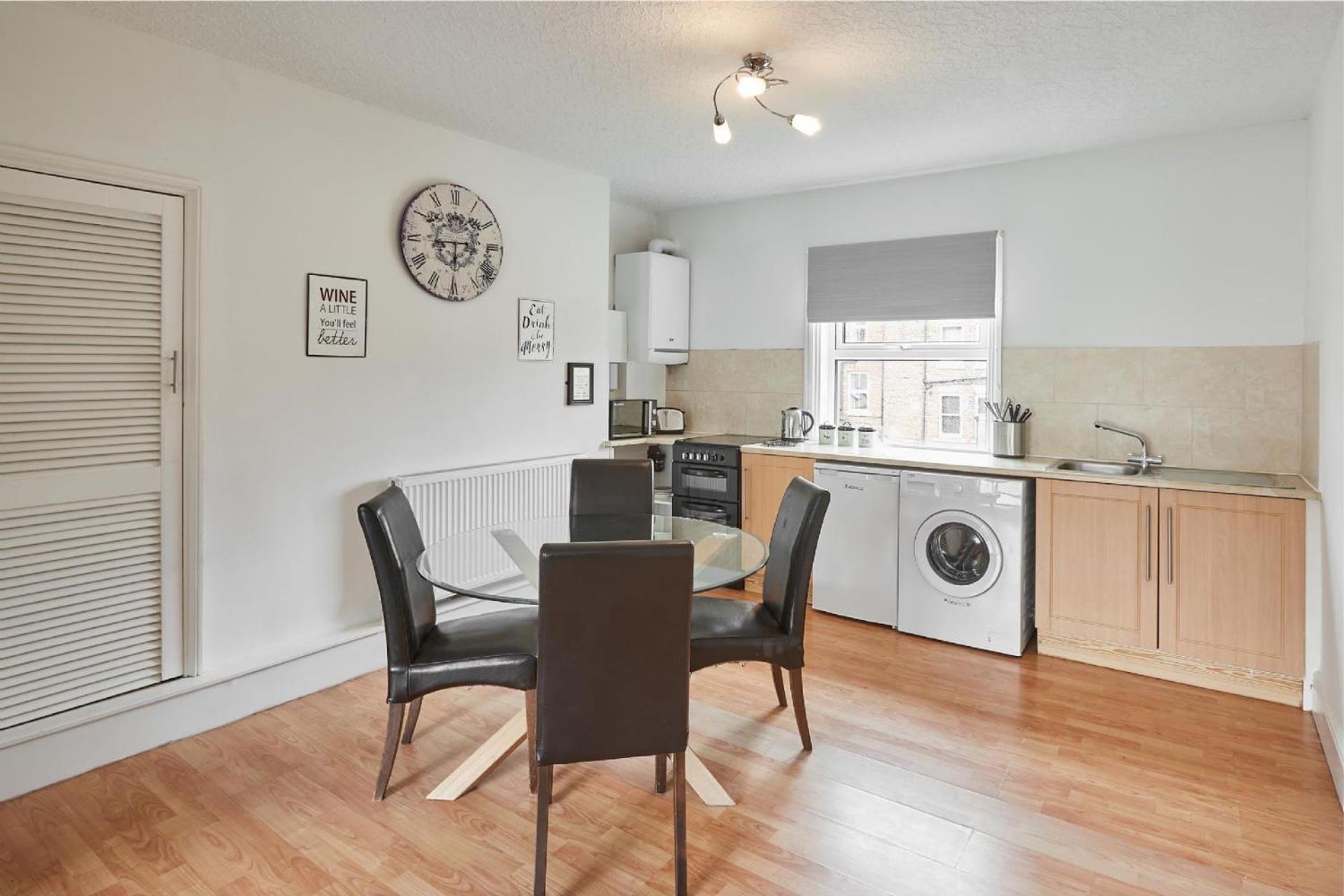 3 Glencoe Apartment *